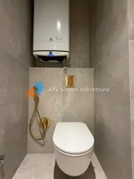 Moderno kupatilo sa zidnom šoljom i bojlerom. - image 5