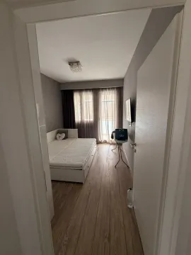 Pogled iz hodnika na namještenu spavaću sobu sa krevetom i prozorom. - image 14