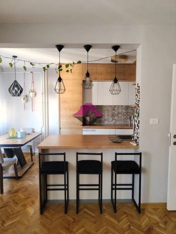 Modern kitchen with a breakfast bar and an adjoining dining table.