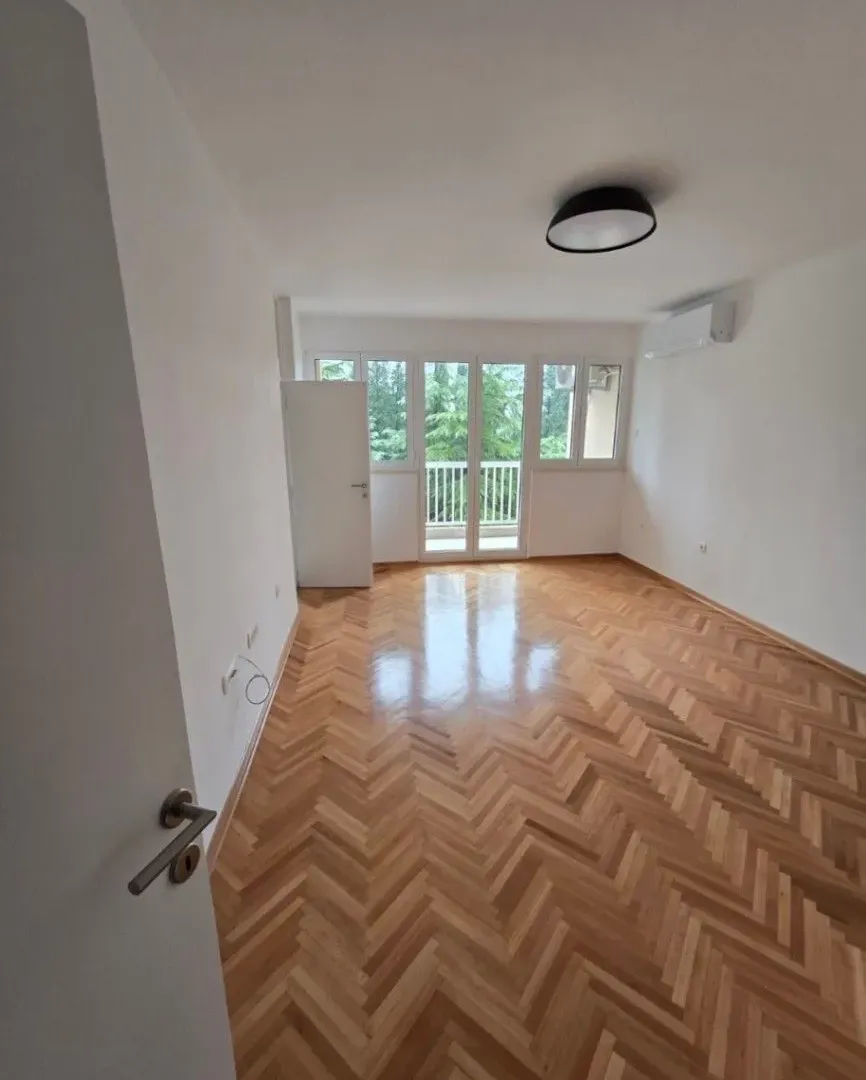 Izdavanje, dvosoban stan, 75m², Podgorica, Crna Gora
