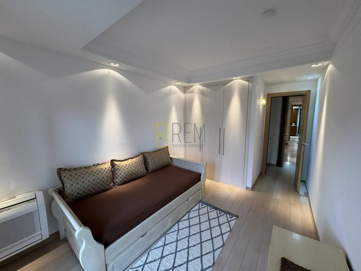 Rent, three bedroom apartment, 263m², Gorica C, Podgorica