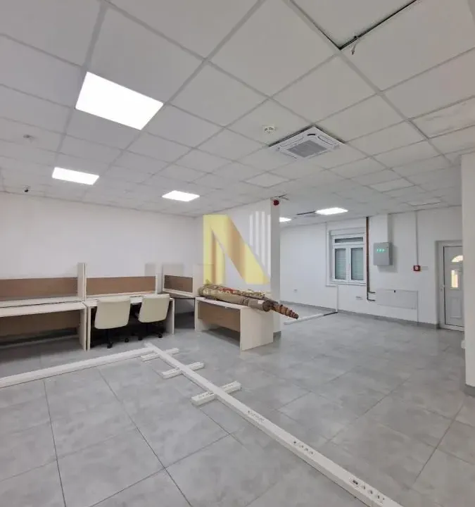 Izdavanje, poslovni prostor, 550m², Adamovićevo Naselje, Novi Sad Sve Podlokacije