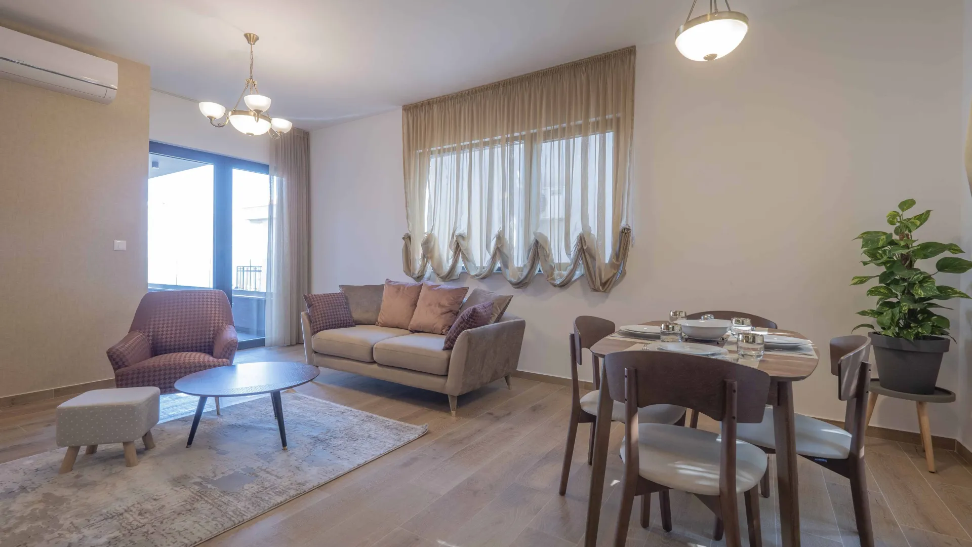 Izdavanje, dvosoban stan, 80m², Gospoština, Budva