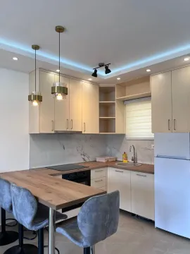 Moderna kuhinja sa šankom i trpezarijskim stolicama. - image 6
