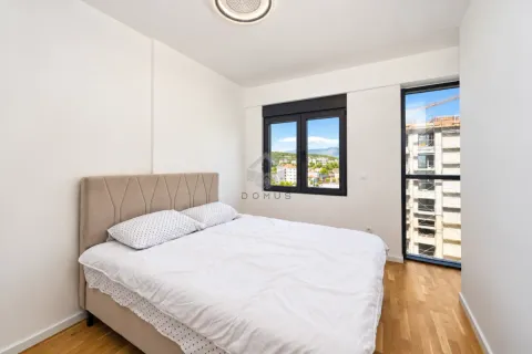 Bright bedroom with a double bed and a city view. - image 12
