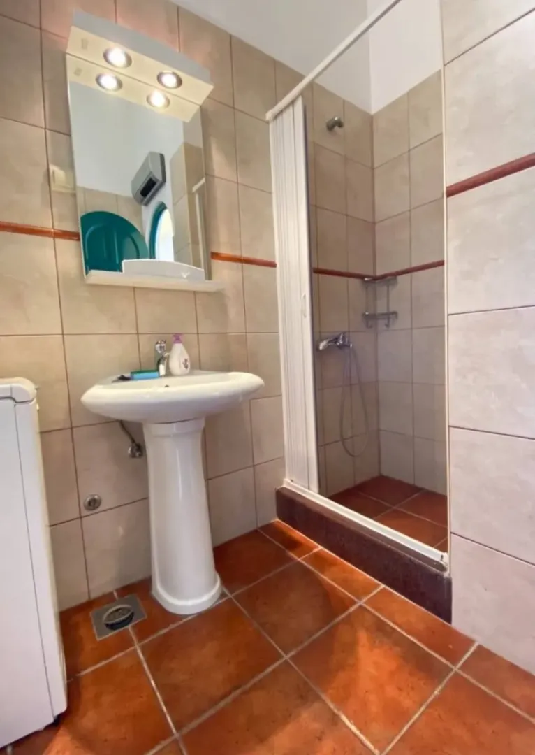 Izdavanje, dvosoban stan, 80m², Gospoština, Budva