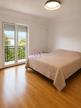 Spavaća soba sa bračnim krevetom i balkonskim vratima. - image 6