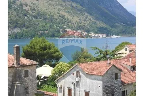 Prodaja, dvosoban stan, 72m², Dobrota, Kotor
