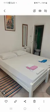 Spavaća soba sa bračnim krevetom i pogledom na kupatilo. - image 2