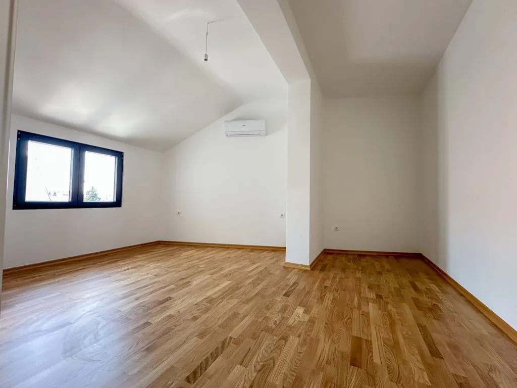 Prodaja, četvorosoban stan, 160m², Drač, Podgorica