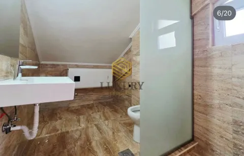 Manje kupatilo sa umivaonikom, tuš kabinom i wc šoljom. - image 7