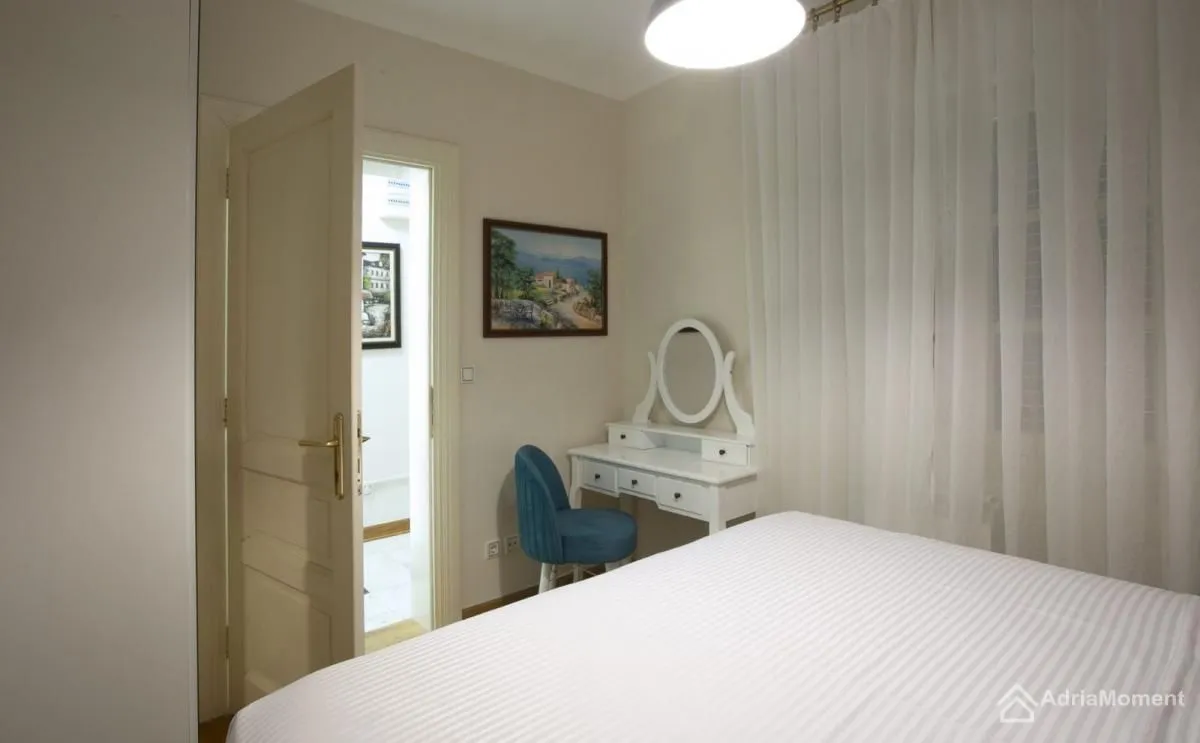 Sale, three bedroom apartment, 90m², Sveti Stefan, Budva
