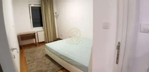 Manja spavaća soba sa bračnim krevetom, radnim stolom i prozorom sa zavesama. - image 10