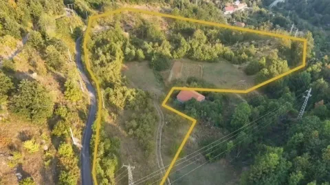 Iz vazduha snimljen plac sa ucrtanim granicama i kućom u prirodi. - image 5