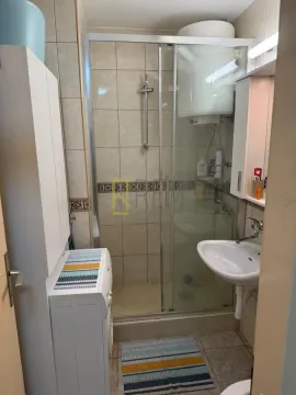 Manje kupatilo sa tuš kabinom, umivaonikom i veš mašinom. - image 5