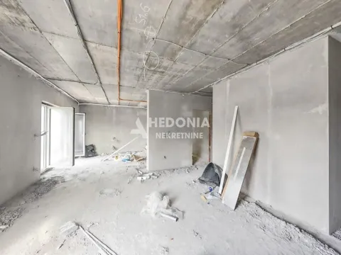 Neuređen prostor u grubim radovima sa betonskim plafonom i neokrečenim zidovima. - image 3