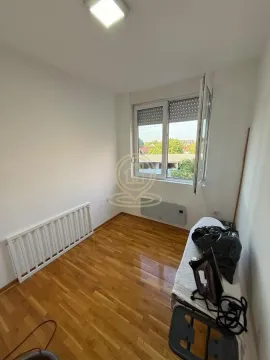 Prazna soba sa parketom i prozorom. - image 9