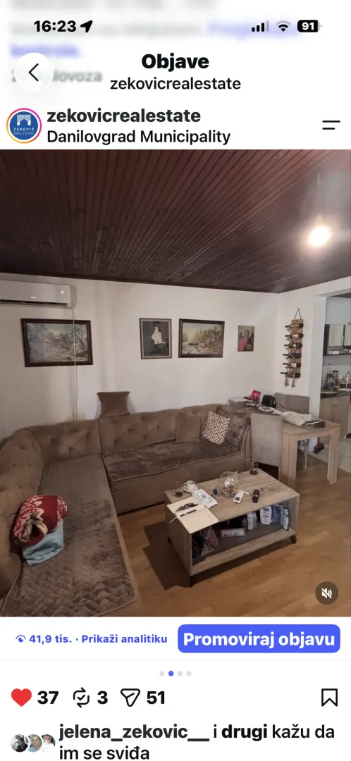 Dnevni boravak sa ugaonom garniturom i trpezarijskim stolom.