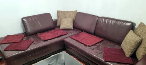 Ugaona kožna garnitura tamnobraon boje u dnevnoj sobi. - image 10