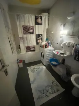 Manje opremljeno kupatilo sa kadom, umivaonikom i veš mašinom. - image 8