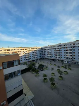 Pogled na dvorište i fasadu stambene zgrade. - image 8