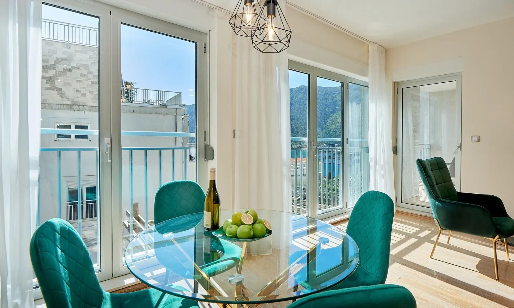 Prodaja, dvosoban stan, 75m², Dobrota, Kotor