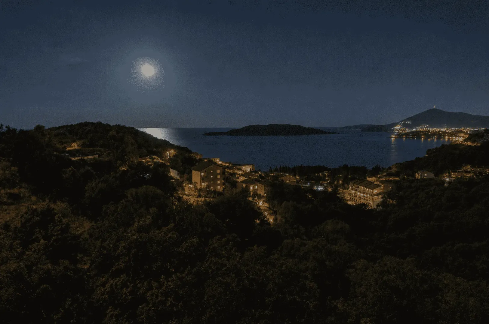 Noćni pogled na more i obalu sa terase.