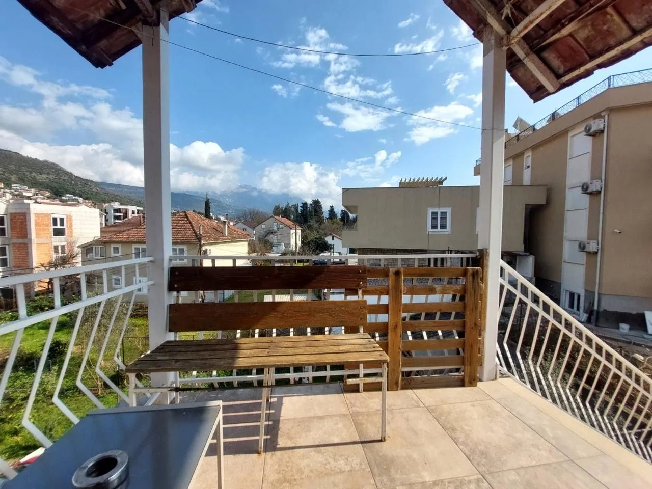 Izdavanje, dvosoban stan, 80m², Kalimanj, Tivat