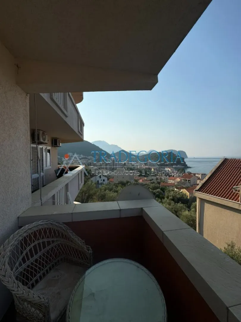 Pogled sa balkona na more i okolno naselje.
