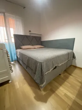 Namještena spavaća soba sa bračnim krevetom i parketom na podu. - image 13
