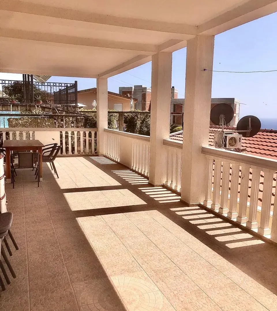 Izdavanje, trosoban stan, 110m², Seoce, Budva