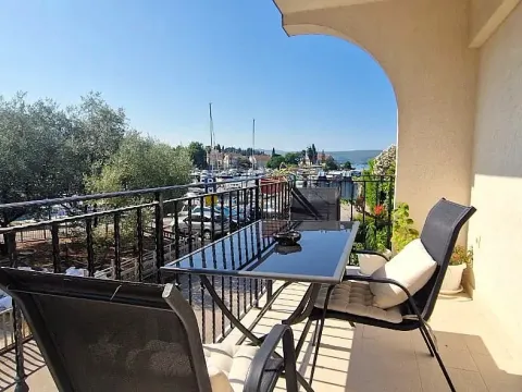 Izdavanje, stan, 110m², Tivat, Crna Gora