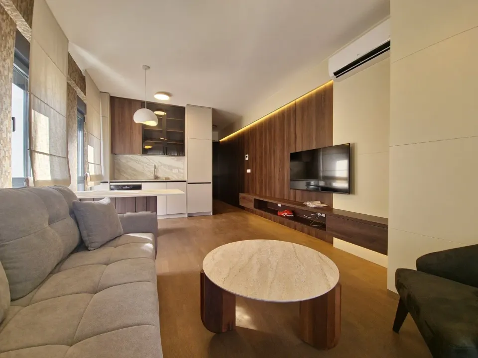 Izdavanje, dvosoban stan, 65m², Budva, Crna Gora