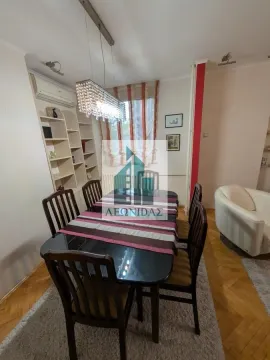 Trpezarija sa stolom, stolicama i policama u dnevnoj sobi. - image 6