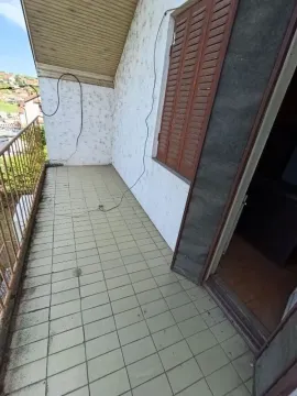 Natkriveni balkonski prostor sa keramičkim pločicama i pogledom na okolinu. - image 4