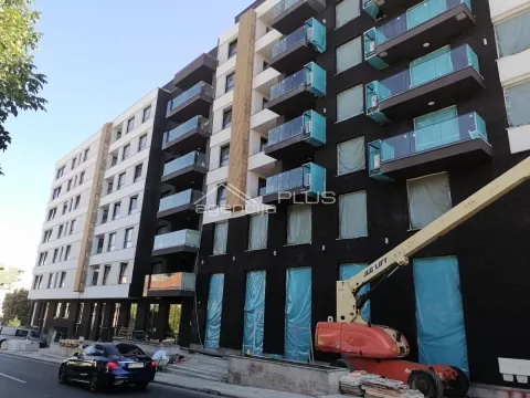 Pogled na spoljašnjost moderne stambene zgrade u izgradnji. - image 2