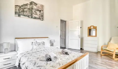 Prostrana spavaća soba sa bračnim krevetom, komodom i foteljom. - image 14