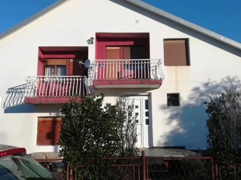 Prodaja, kuća, 220m², Stari Aerodrom, Podgorica - image 1