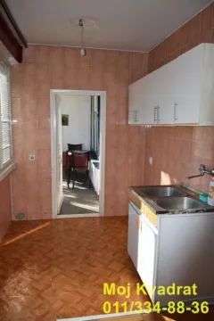 Kuhinja sa sudoperom, elementima i popločanim zidovima. - image 3
