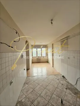Prazna kuhinja sa zidnim pločicama i pogledom na prozor. - image 5
