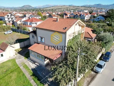 Kuća in Tološi