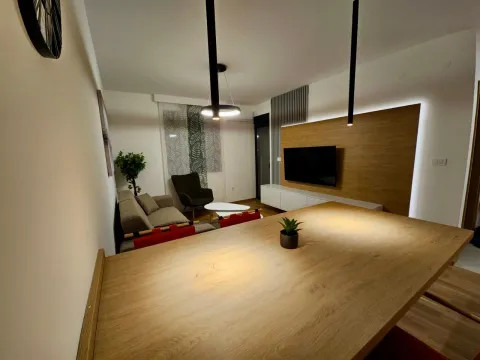 Dnevna soba sa trpezarijskim stolom i TV panelom. - image 4
