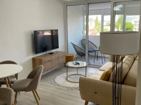 Izdavanje, jednosoban stan, 50m², Preko Morače, Podgorica - image 1