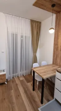 Trpezarijski dio sa drvenim stolom i stolicama pored prozora. - image 4