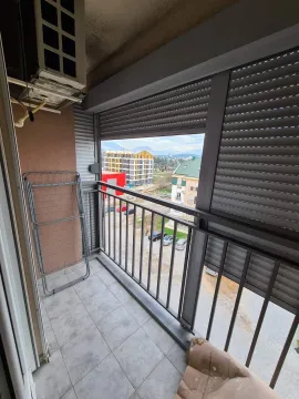 Balkon sa metalnom ogradom i roletnama. - image 9