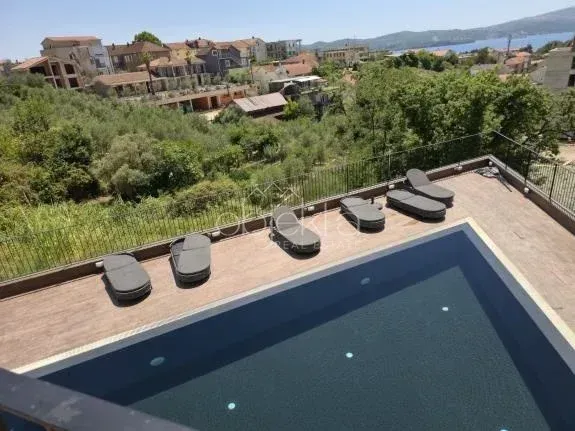 Pogled na bazen i okolno zelenilo sa terase.
