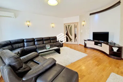Izdavanje, trosoban stan, 120m², City Kvart, Podgorica - image 4