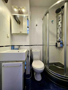 Kompaktno kupatilo sa umivaonikom, wc šoljom i tuš kabinom. - image 2