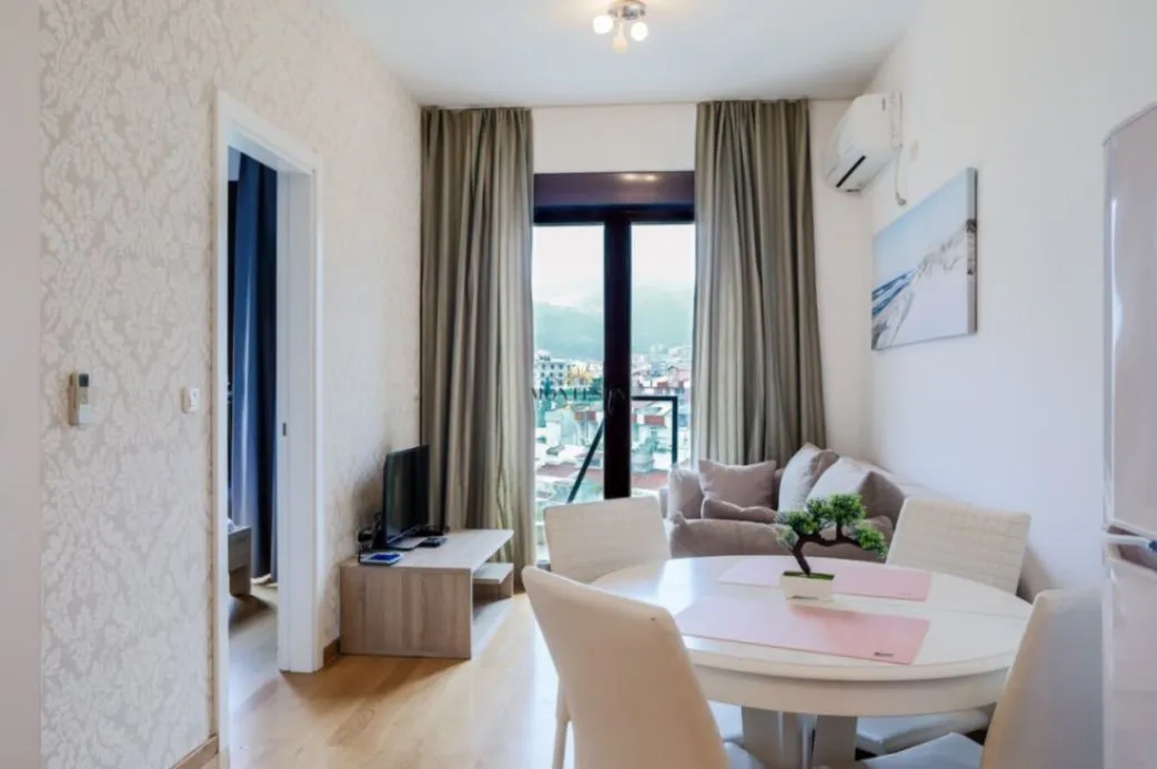 Izdavanje, dvosoban stan, 44m², Centar, Budva