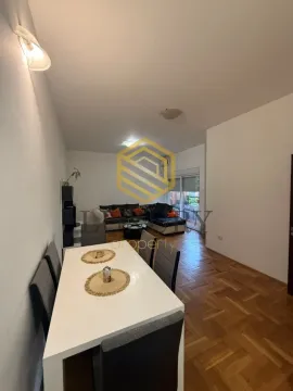 Dnevni boravak sa trpezarijom i garniturom za sjedenje. - image 6